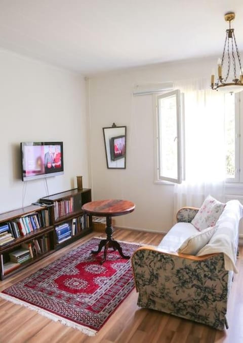 Communal lounge/ TV room, TV and multimedia, Living room, Photo of the whole room, Seating area