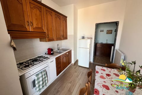 Kitchen or kitchenette, Dining area, oven, pet friendly, stove