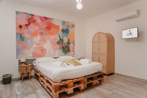 Photo of the whole room, Bedroom, towels, wardrobe, air conditioner