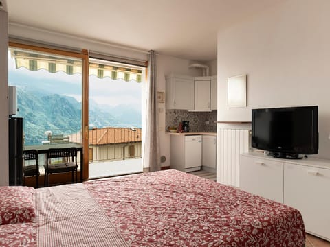 Bed, TV and multimedia, Bedroom