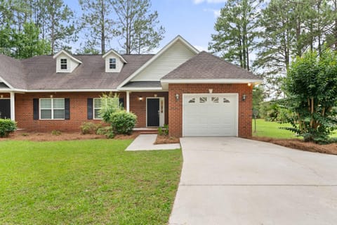 Quiet Family Home - Near Everything House in Statesboro