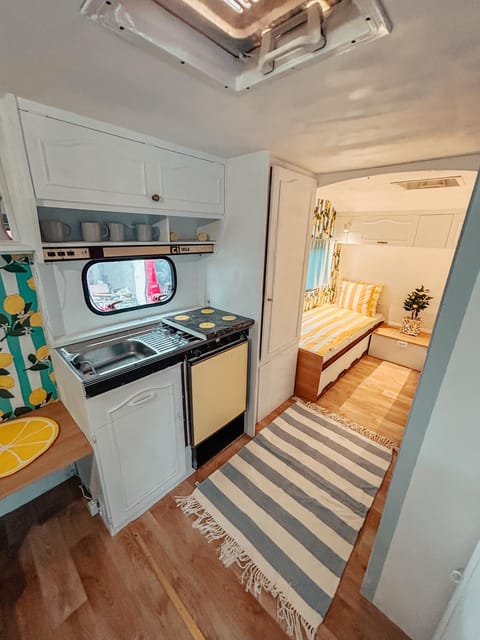 Bed, Kitchen or kitchenette, Photo of the whole room, oven, wardrobe