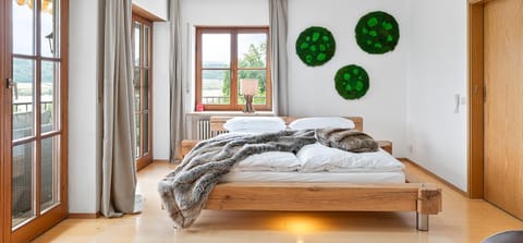 Bed, Photo of the whole room, Bedroom, Garden view, Lake view, Lake view, towels