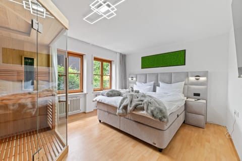 Bed, Sauna, TV and multimedia, Photo of the whole room, Bedroom, Lake view, Lake view, towels