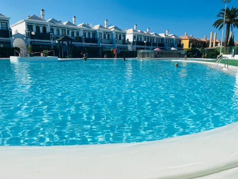 Property building, Day, Pool view, Swimming pool, sunbed