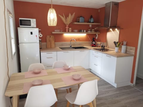 Kitchen or kitchenette, Dining area