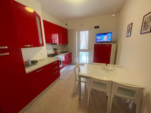 TV and multimedia, Kitchen or kitchenette, Dining area, dishwasher, oven, stove