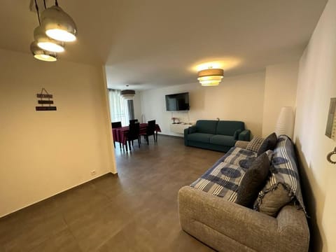 Communal lounge/ TV room, TV and multimedia, Living room