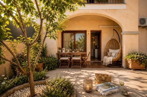 Property building, Patio, Day, Garden, Balcony/Terrace, Dining area, Garden view, Breakfast