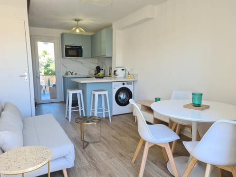 Kitchen or kitchenette, Living room, Dining area