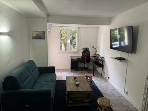 Communal lounge/ TV room, TV and multimedia, Living room, Seating area, Evening entertainment