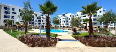 Property building, Day, Garden, Swimming pool, Location, sunbed