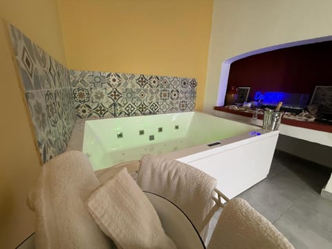 Hot Tub, Bathroom