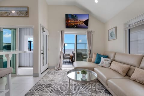 Natural landscape, TV and multimedia, Living room, Seating area, Sea view