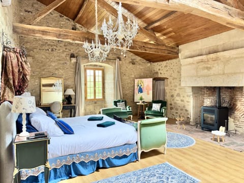 Bed, TV and multimedia, Photo of the whole room, Seating area, fireplace