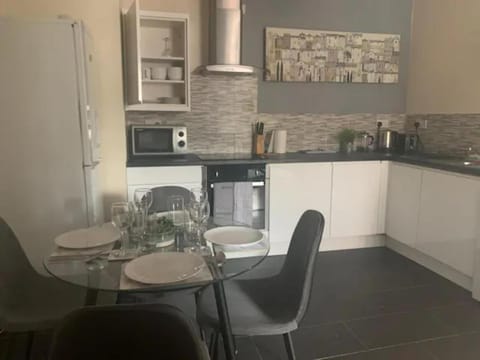 Coffee/tea facilities, Kitchen or kitchenette, Dining area, microwave, toaster