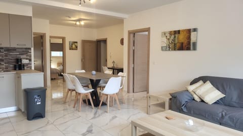 Kitchen or kitchenette, Living room, Seating area, Dining area