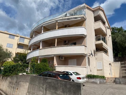 Property building, Day, Balcony/Terrace, Parking