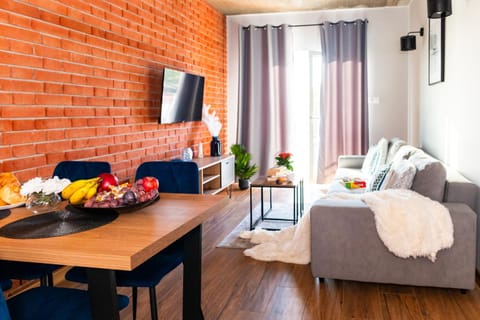 Bed, TV and multimedia, Living room, Photo of the whole room, Seating area, Dining area, Evening entertainment, Bedroom, Food