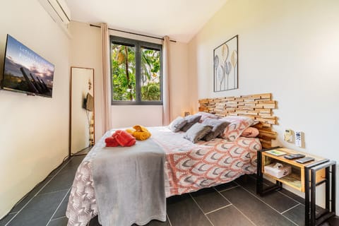 Bed, TV and multimedia, Photo of the whole room, Bedroom, towels