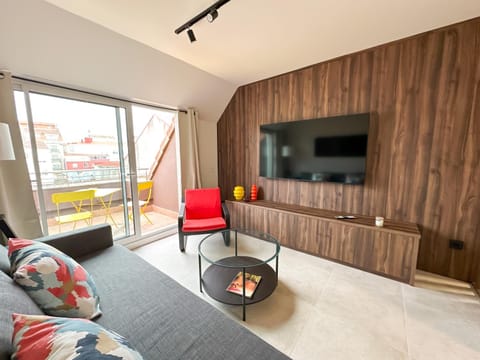 Communal lounge/ TV room, TV and multimedia, Living room, Seating area, Evening entertainment