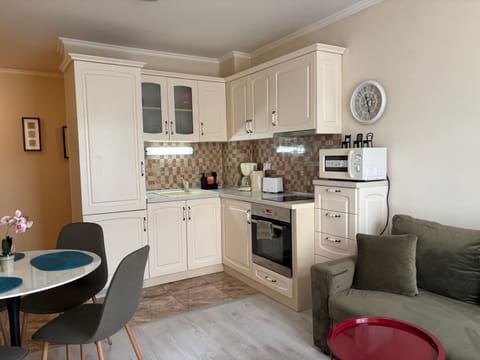 Coffee/tea facilities, Kitchen or kitchenette, Living room, Seating area, Dining area, Swimming pool, oven, pet friendly, stove, toaster
