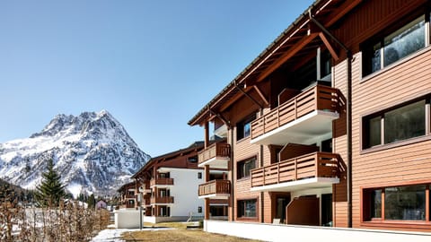 Property building, Nearby landmark, Day, Natural landscape, Winter, Mountain view