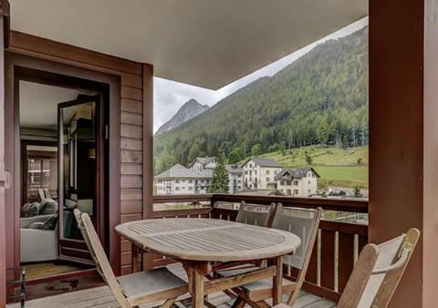 Natural landscape, View (from property/room), Balcony/Terrace, Dining area, Mountain view