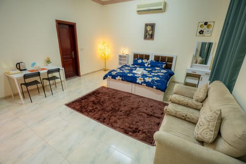 Bed, TV and multimedia, Living room, Photo of the whole room, Seating area, Dining area, Bedroom, air conditioner