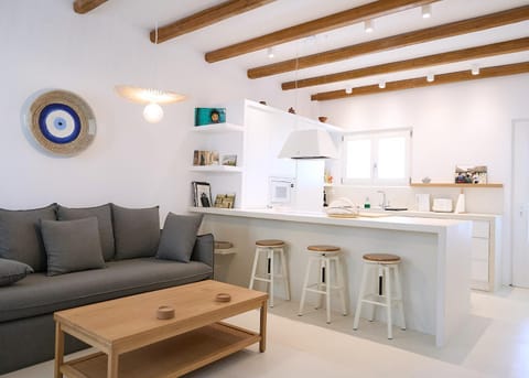 Property building, Coffee/tea facilities, Kitchen or kitchenette, Living room, Seating area, Dining area, pet friendly, stove