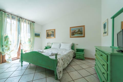 Bed, Bedroom, towels, wardrobe