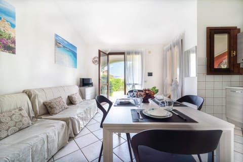 Communal lounge/ TV room, TV and multimedia, Living room, Seating area, Dining area