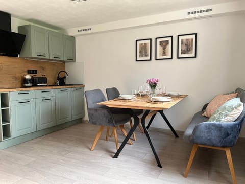 TV and multimedia, Kitchen or kitchenette, Seating area, Dining area, stove