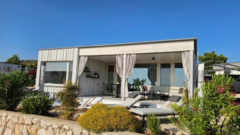 Property building, Balcony/Terrace, Seating area