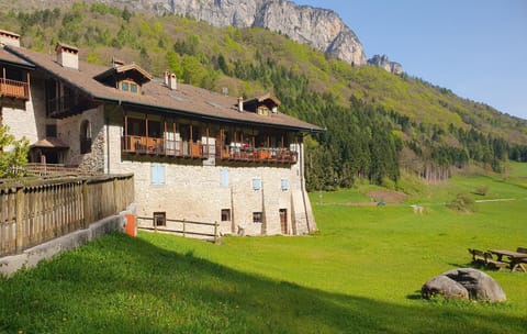 Property building, Nearby landmark, Facade/entrance, Spring, Day, Natural landscape, Garden, Mountain view