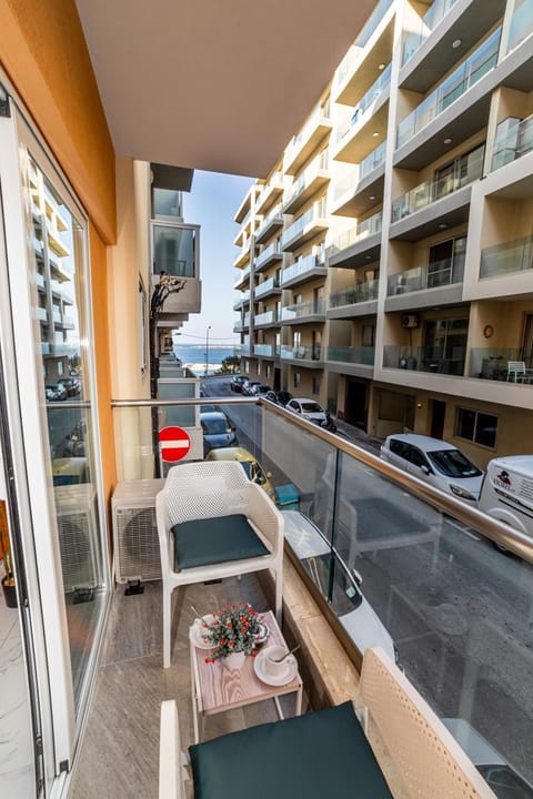Day, View (from property/room), Balcony/Terrace, Seating area, Sea view, Parking