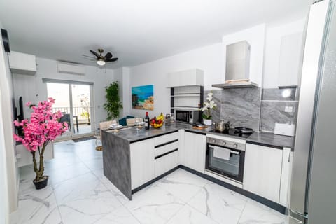 Kitchen or kitchenette, Food and drinks, Dining area, Food, oven, stove, toaster