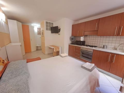 Bed, Kitchen or kitchenette, Photo of the whole room, Bedroom