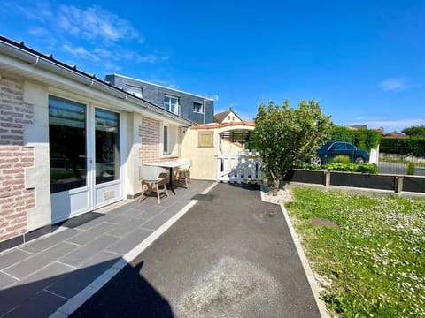 Property building, Day, Garden, Inner courtyard view, Parking