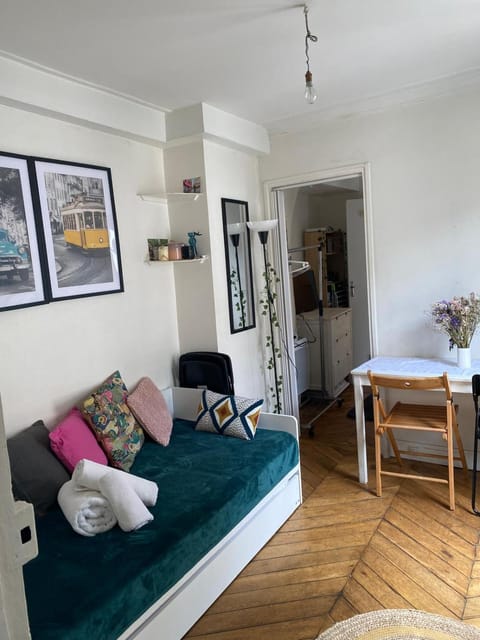 Bed, Seating area, Dining area