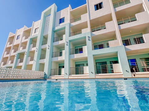 Property building, Day, Pool view, Swimming pool, Swimming pool