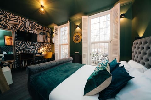 Bed, TV and multimedia, Living room, Seating area, Bedroom, hair dresser