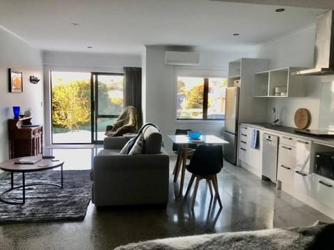 Location, luxury and stylish comfort Apartment in Hamilton