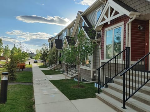 Property building, Spring, Day, Neighbourhood, Garden, Garden view, Street view