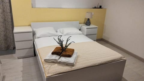Bed, Photo of the whole room, Bedroom, towels