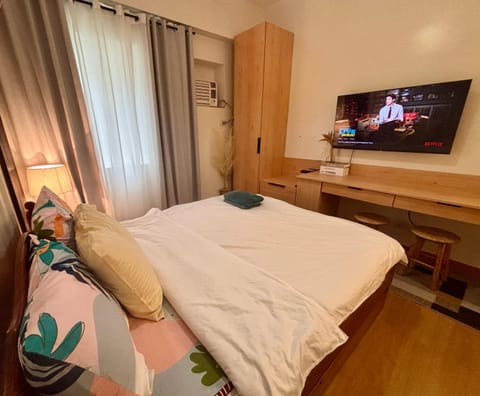 Bed, TV and multimedia, Evening entertainment, Bedroom