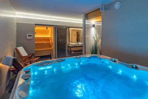 Property building, Hot Tub, Hot Tub, Sauna, sunbed