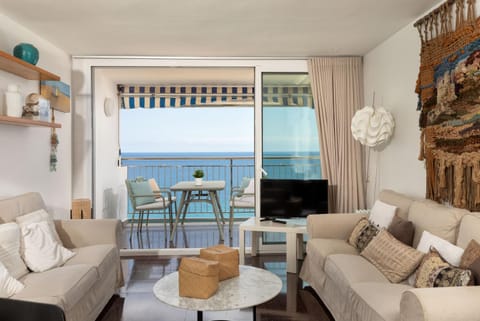 Property building, Natural landscape, TV and multimedia, Living room, Dining area, Sea view