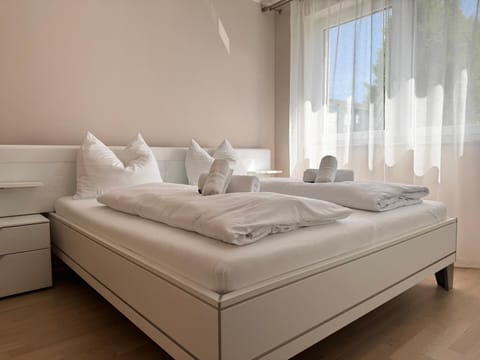 Bed, Bedroom, towels