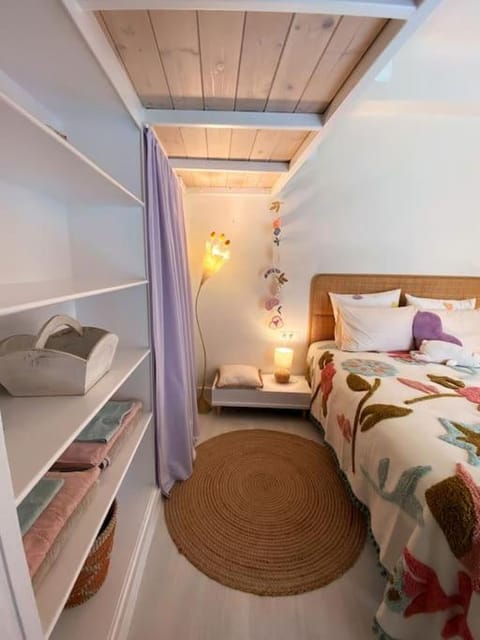 Bed, Photo of the whole room, wardrobe